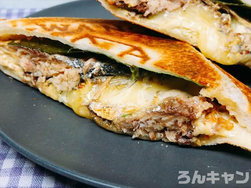 ホットサンドメーカーで焼いた後のオイルサーディンホットサンドを半分に切った状態