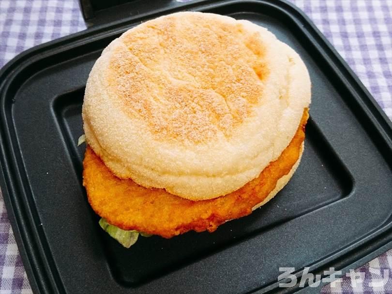 ホットサンドメーカーで焼く前のチキンクリスプマフィン