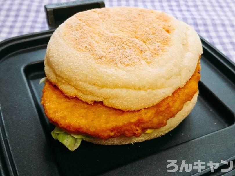 ホットサンドメーカーで焼く前のチキンクリスプマフィン