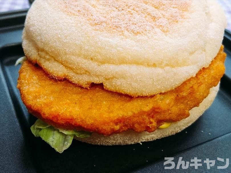 ホットサンドメーカーで焼く前のチキンクリスプマフィン