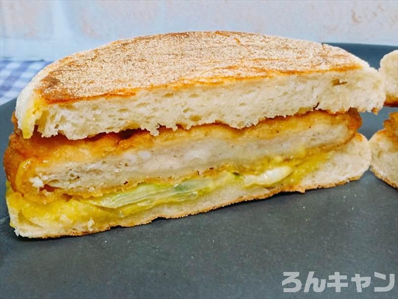 ホットサンドメーカーで焼いた後のチキンクリスプマフィンを半分に切った状態