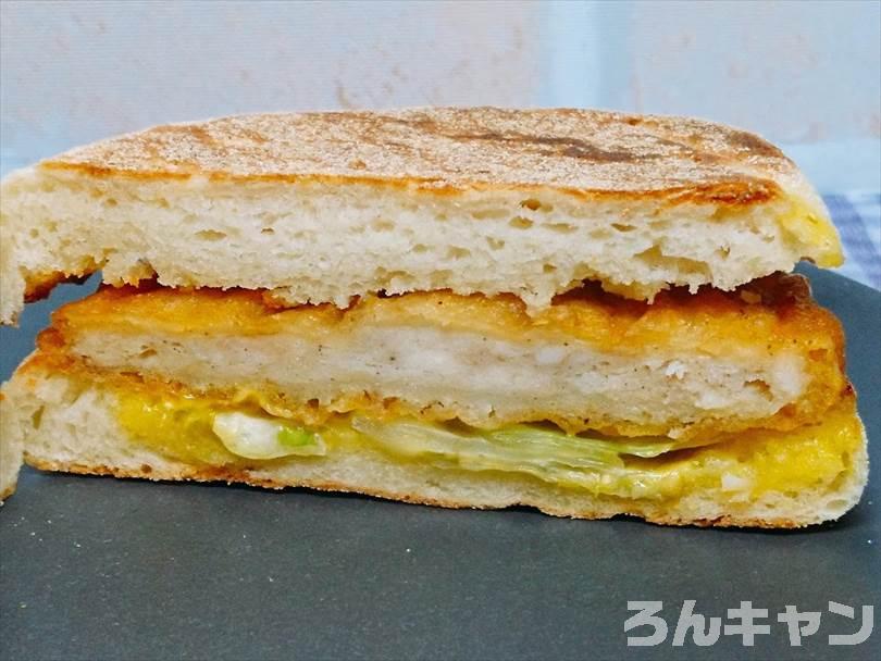 ホットサンドメーカーで焼いた後のチキンクリスプマフィンを半分に切った状態