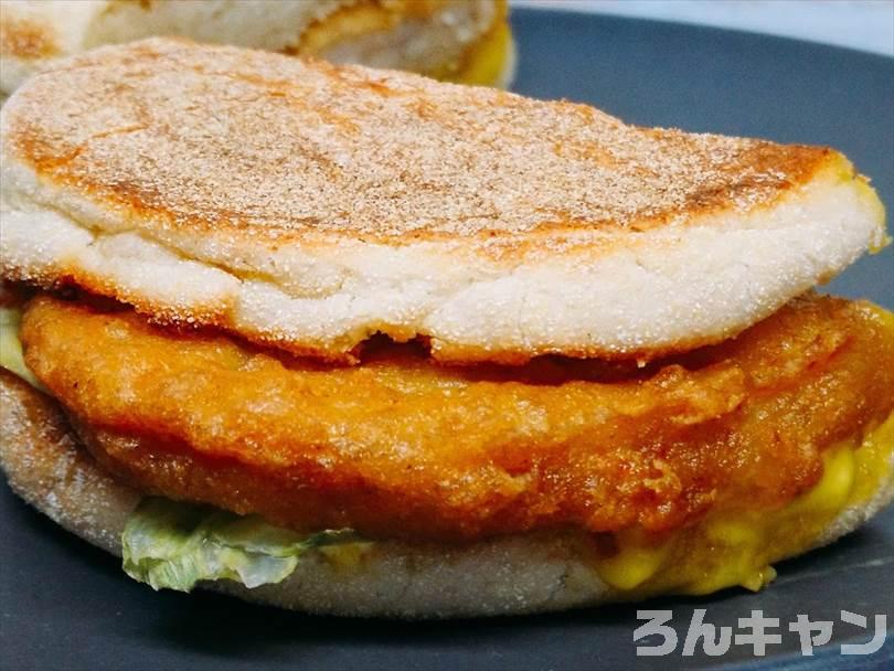 ホットサンドメーカーで焼いた後のチキンクリスプマフィンを半分に切った状態