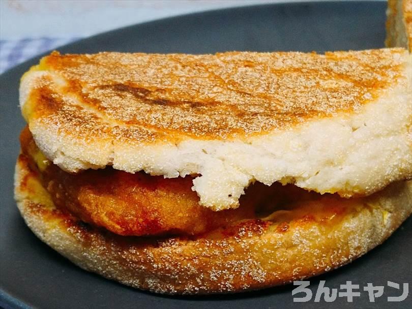 ホットサンドメーカーで焼いた後のチキンクリスプマフィンを半分に切った状態