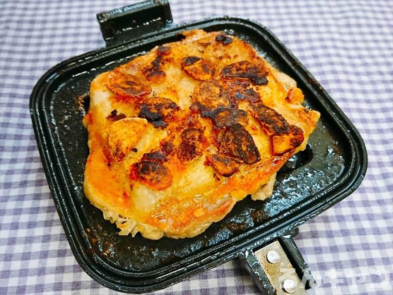 ホットサンドメーカーで焼いたチキンステーキ（鶏もも肉）