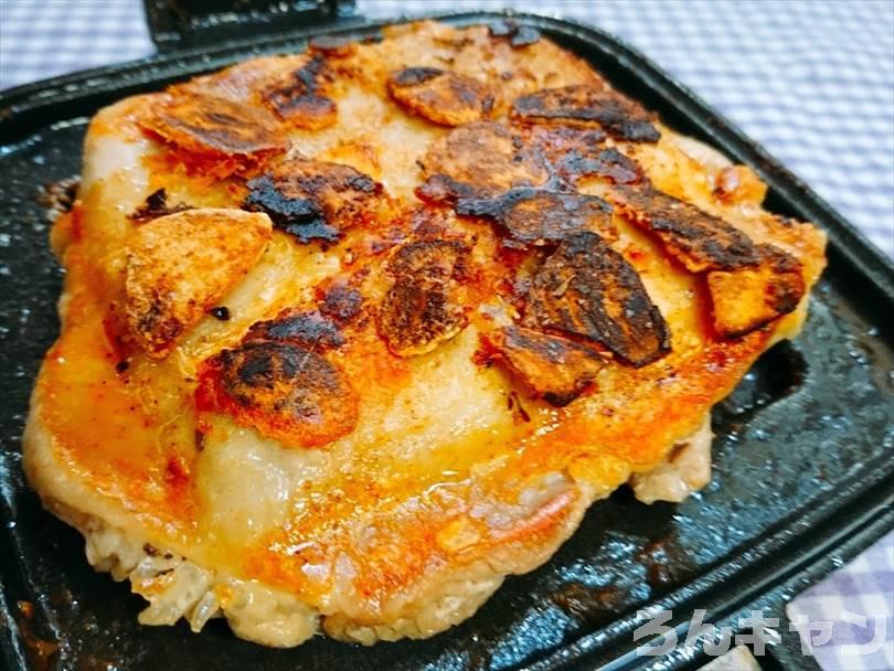 ホットサンドメーカーで焼いた後の鶏もも肉