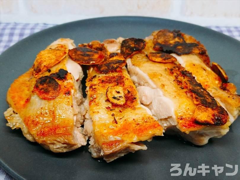 おつまみにピッタリなホットサンドメーカーで焼いたチキンステーキ（鶏もも肉）