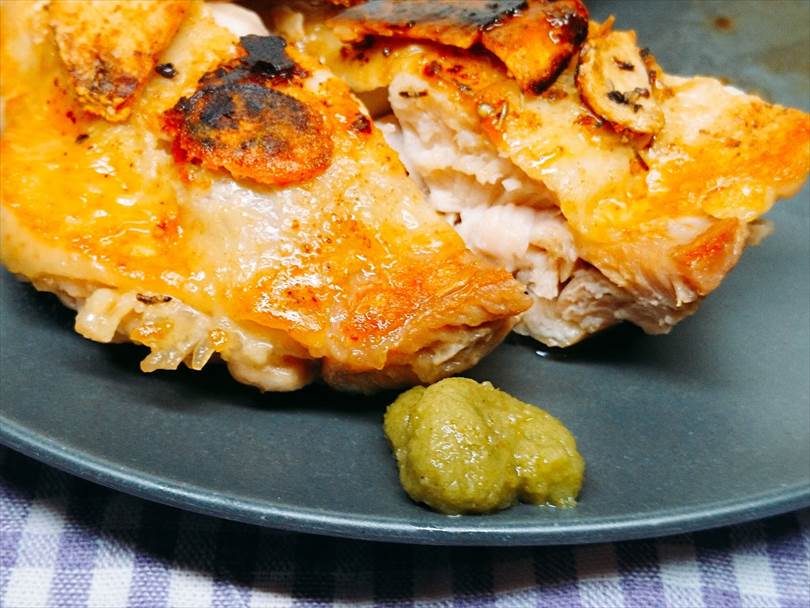 ホットサンドメーカーで焼いた後の鶏もも肉の味変の柚子胡椒