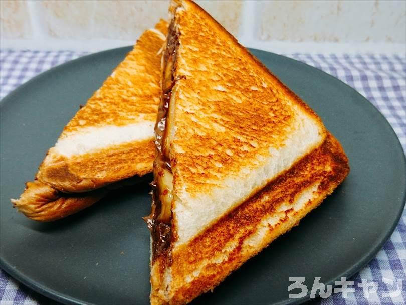 ホットサンドメーカーで焼いた後のチョコバナナホットサンドを半分に切った状態