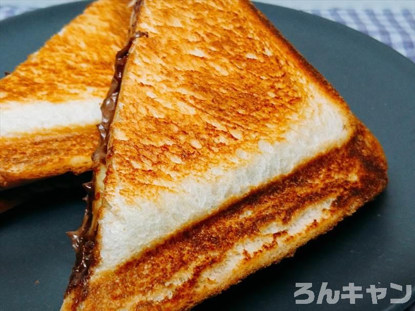 ホットサンドメーカーで焼いた後のチョコバナナホットサンドを半分に切った状態