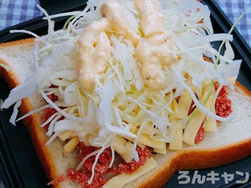 ホットサンドメーカーで焼く前のコンビーフホットサンド