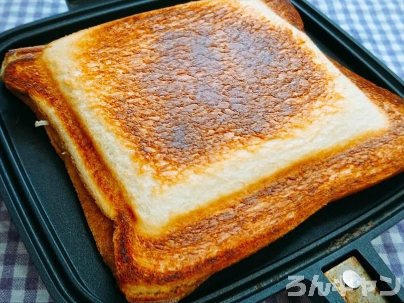 ホットサンドメーカーで焼いた後のコンビーフホットサンド