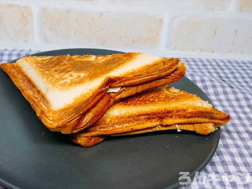 ホットサンドメーカーで焼いた後のコンビーフホットサンドを半分に切った状態