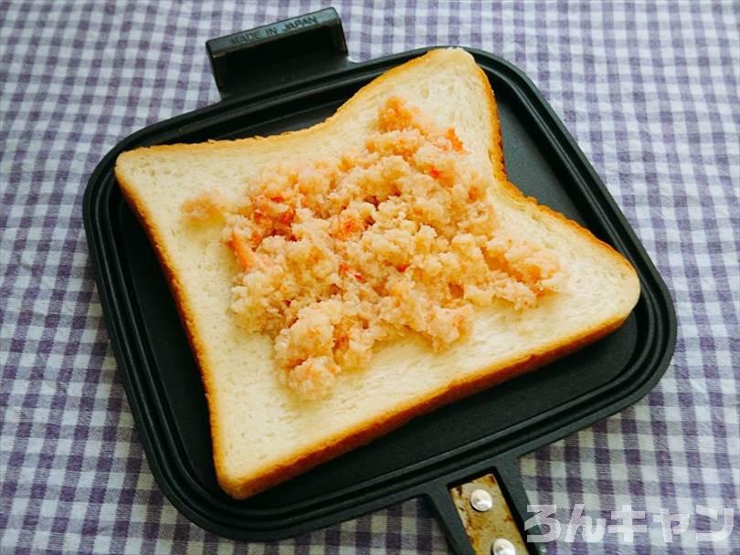 ホットサンドメーカーで焼く前のカニ缶＆チーズのホットサンド