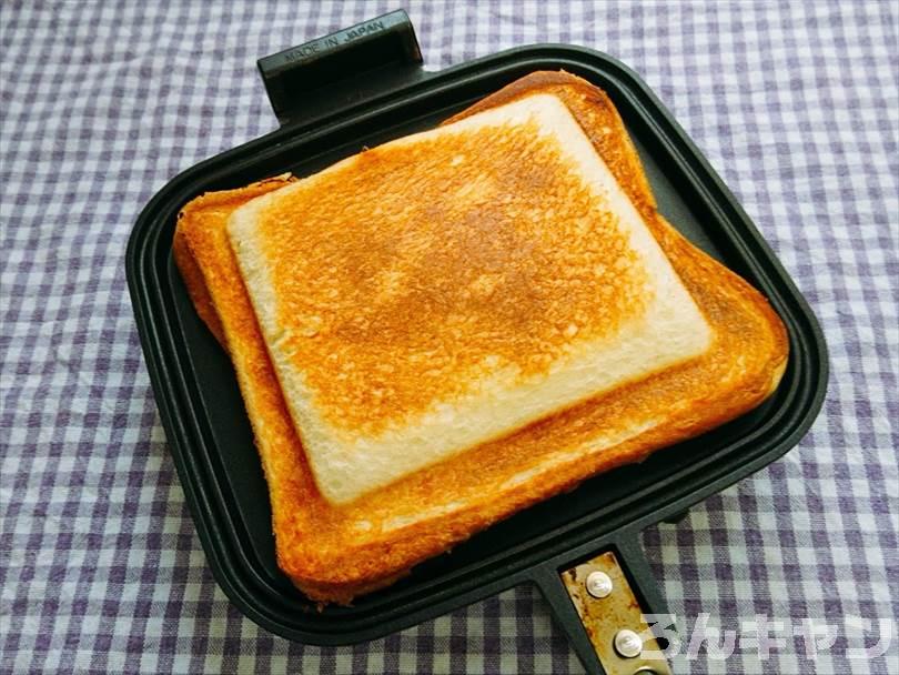 ホットサンドメーカーで焼いた後のカニ缶&チーズのホットサンド