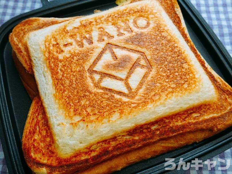 ホットサンドメーカーで焼いた後のカニ缶&チーズのホットサンド