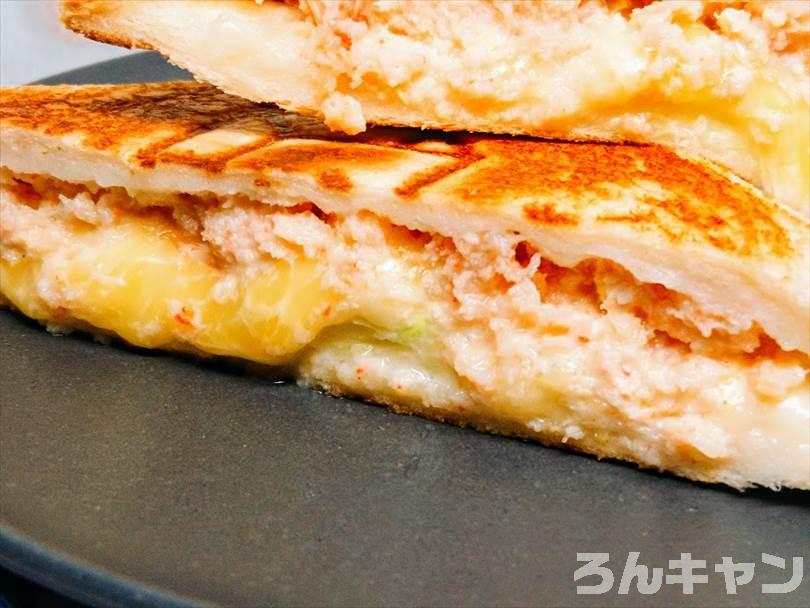 ホットサンドメーカーで焼いた後のカニ缶＆チーズのホットサンド