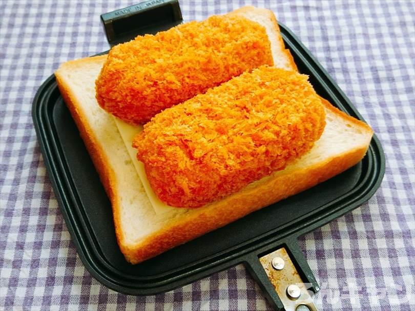 ホットサンドメーカーで焼く前のカニクリームコロッケサンド