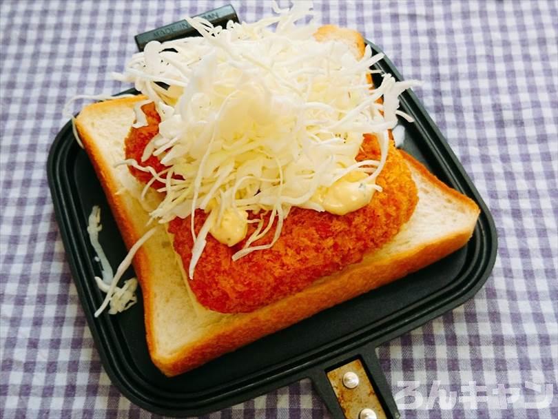 ホットサンドメーカーで焼く前のカニクリームコロッケサンド