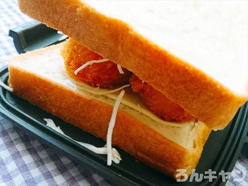 ホットサンドメーカーで焼く前のカニクリームコロッケサンド