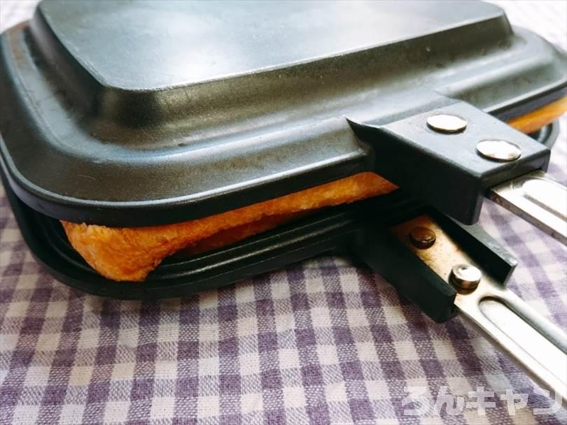 ホットサンドメーカーで焼く前のカニクリームコロッケサンド