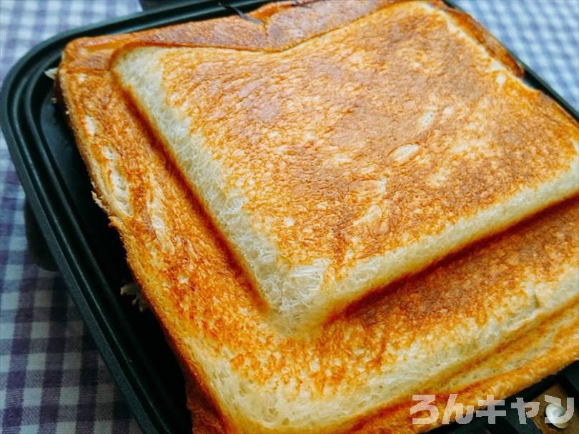 ホットサンドメーカーで焼いた後のカニクリームコロッケサンド