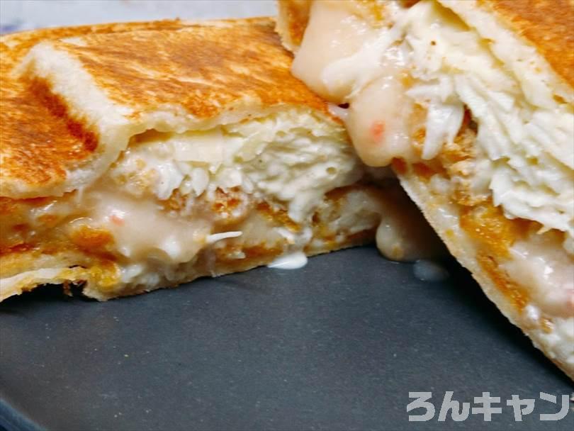 ホットサンドメーカーで焼いた後のカニクリームコロッケサンドを半分に切った状態