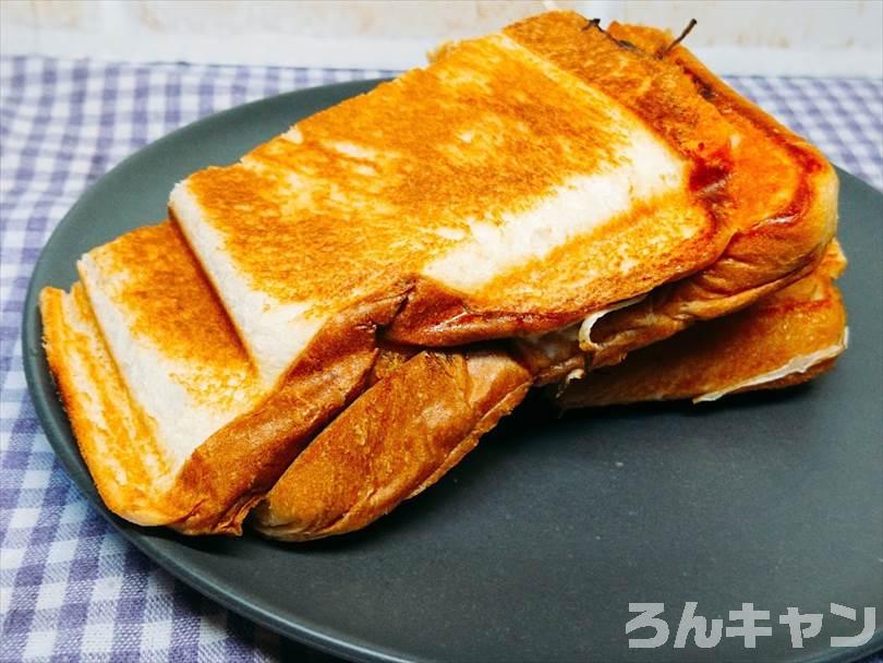 ホットサンドメーカーで焼いた後のカニクリームコロッケサンドを半分に切った状態