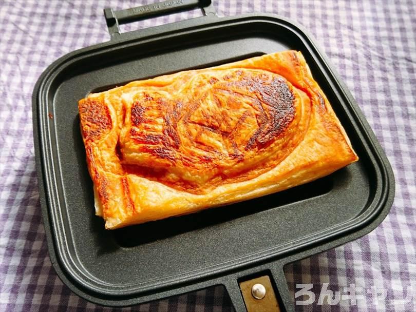 ホットサンドメーカーで焼いた後のクロワッサンたい焼きの反対側（底）