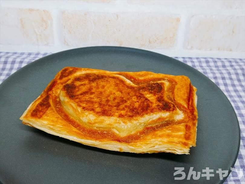 ホットサンドメーカーで焼いた後のクロワッサンたい焼きをお皿に並べた状態