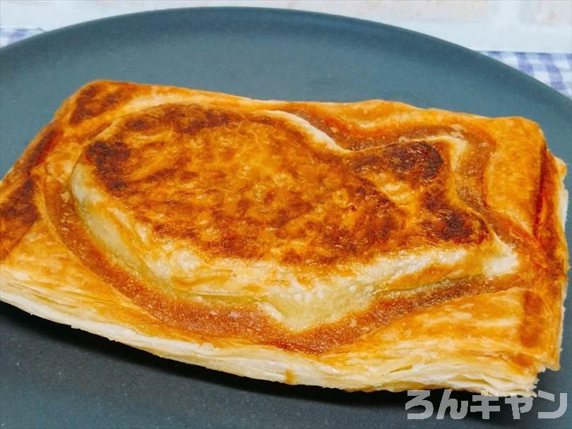 ホットサンドメーカーで焼いた後のクロワッサンたい焼きをお皿に並べた状態