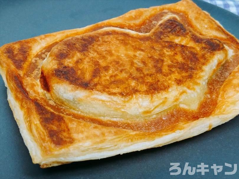 ホットサンドメーカーで焼いた後のクロワッサンたい焼きをお皿に並べた状態