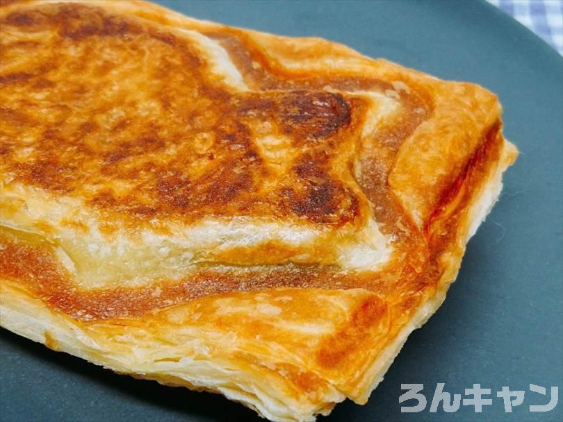 ホットサンドメーカーで焼いた後のクロワッサンたい焼きをお皿に並べた状態