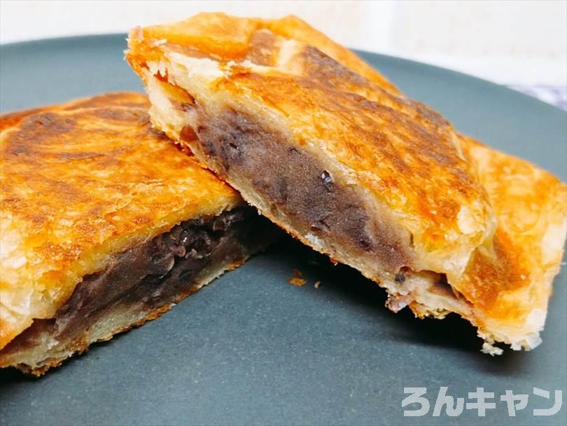 ホットサンドメーカーで焼いたクロワッサンたい焼きを半分に切った状態