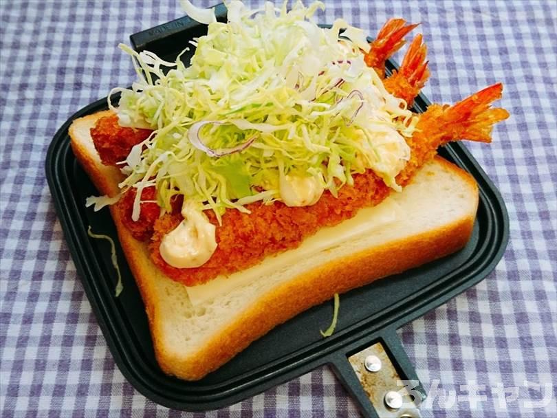 ホットサンドメーカーで焼く前のエビフライサンド