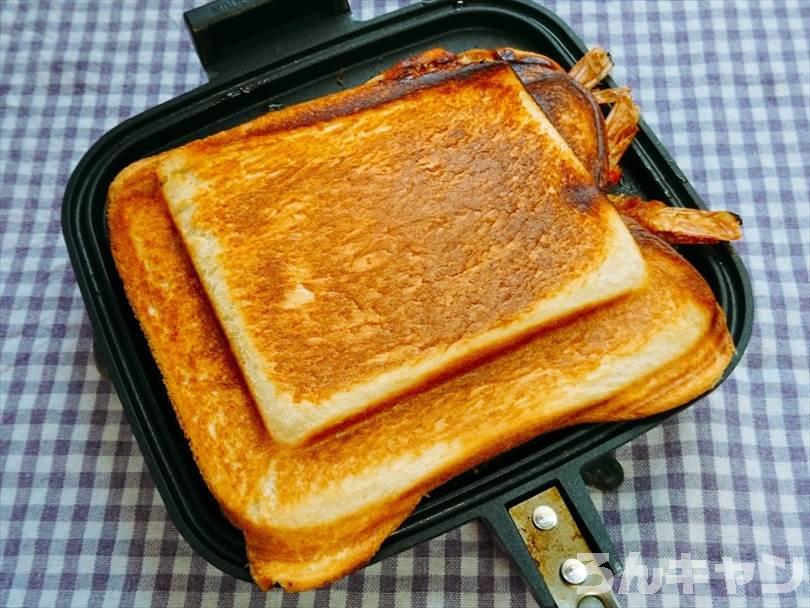 ホットサンドメーカーで焼いた後のエビフライサンド