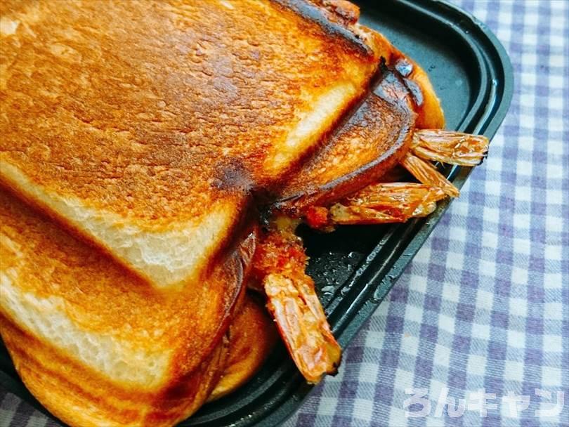 ホットサンドメーカーで焼いた後のエビフライサンド