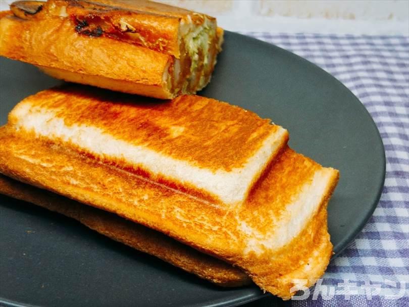 ホットサンドメーカーで焼いた後のエビフライサンドを半分に切った状態