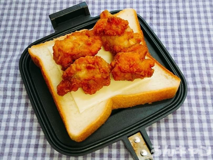 ホットサンドメーカーで焼く前の唐揚げサンド
