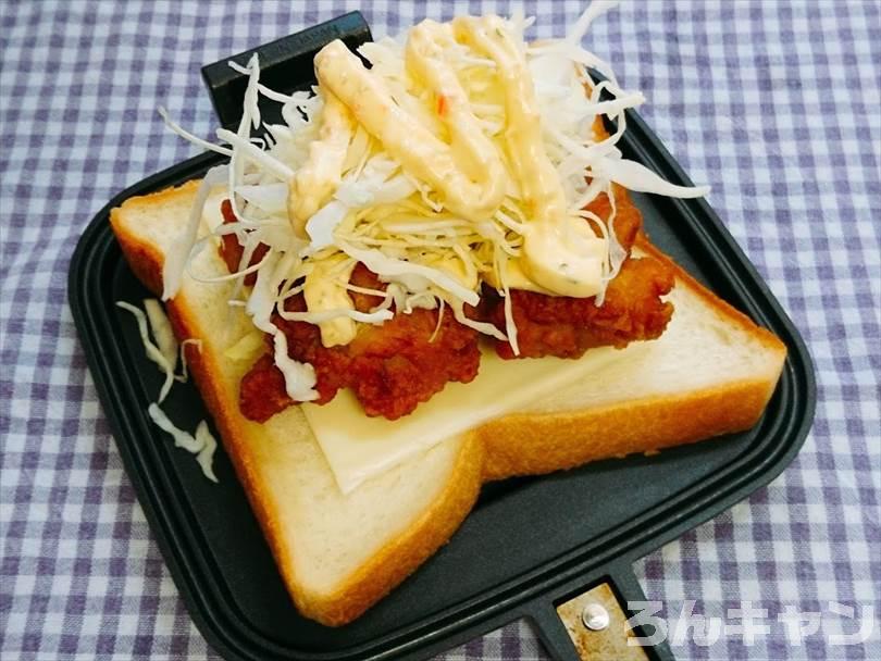 ホットサンドメーカーで焼く前の唐揚げサンド
