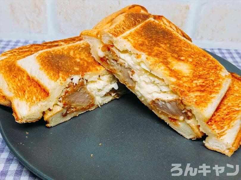 ホットサンドメーカーで焼いた後の唐揚げホットサンドを半分に切った状態