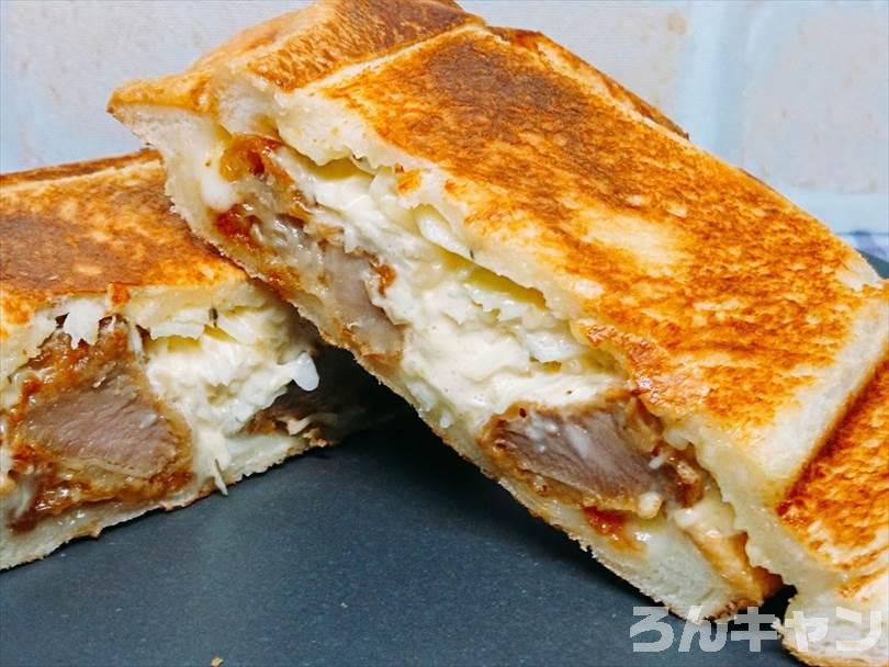 ホットサンドメーカーで焼いた後の唐揚げサンドを半分に切った状態
