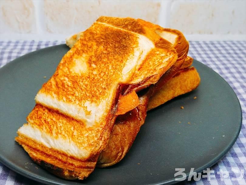 ホットサンドメーカーで焼いた後の唐揚げホットサンドを半分に切った状態