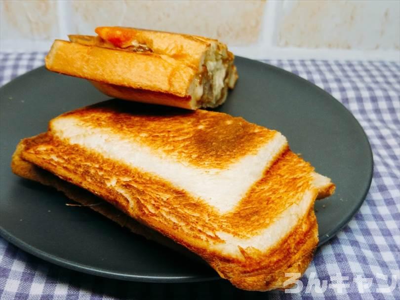 ホットサンドメーカーで焼いた後の唐揚げホットサンドを半分に切った状態