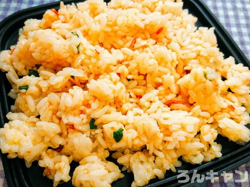 混ぜ終わったご飯をホットサンドメーカーにのせる