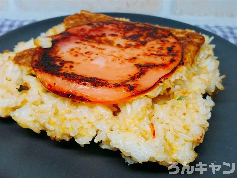 ホットサンドメーカーで焼いたチャーハンをお皿に盛り付ける