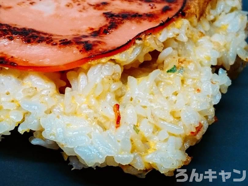 ホットサンドメーカーで焼いたチャーハンがこんがり焼けている様子