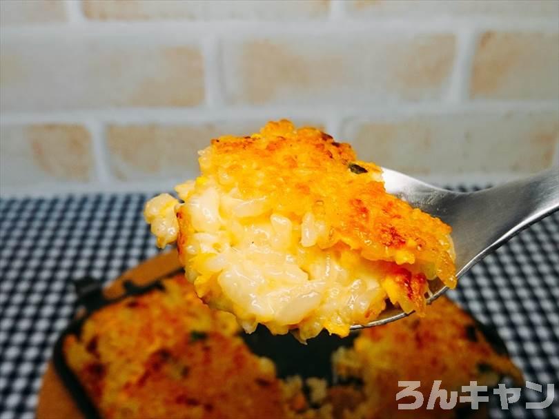 ホットサンドメーカーで焼いた冷凍チャーハン（とろけるチーズ入り）