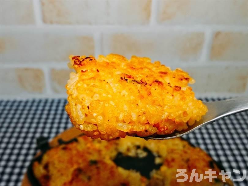 ホットサンドメーカーで焼いた冷凍チャーハン（とろけるチーズ入り）