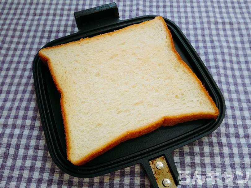 ホットサンドメーカーで焼く前のキーマカレーホットサンド